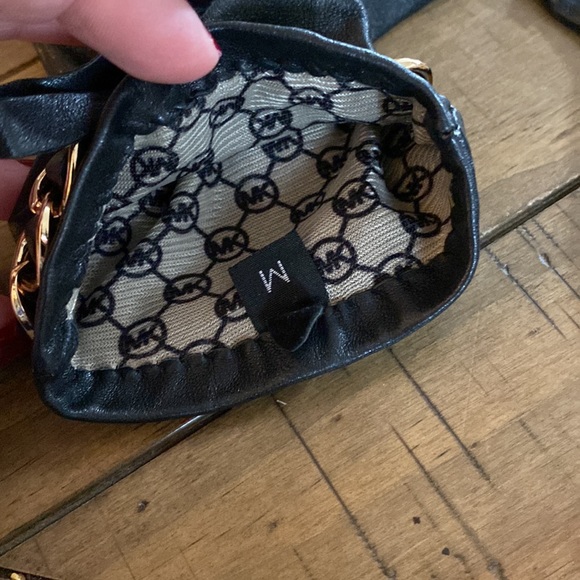 Michael Kors M leather gloves with gold chain detail - Picture 2 of 4